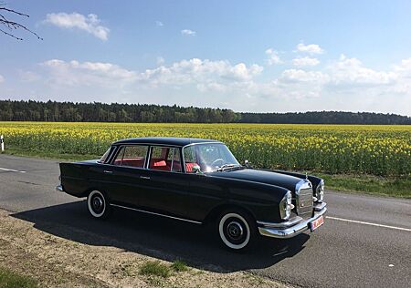 Mercedes-Benz 220