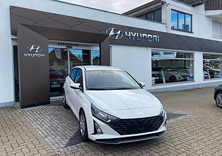 Hyundai i20 1.2 Select mit Navi und Klima