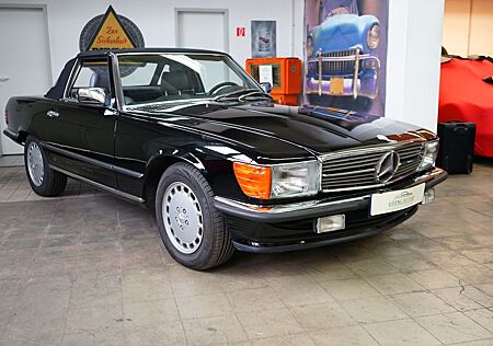 Mercedes-Benz SL 560 R107 in 040 schwarz mit H-Kennzeichen
