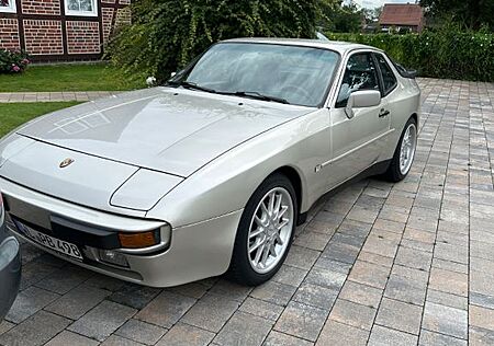 Porsche 944
