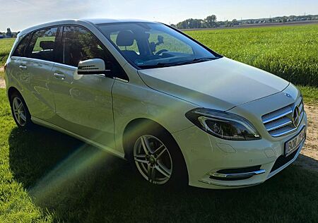 Mercedes-Benz B 180 - BJ. 08/2012 - Tüv 11/26 weiß
