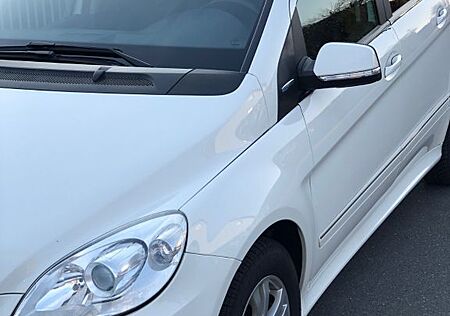 Mercedes-Benz B 180 BlueEFFICIENCY - mit Nav.-AHK- TÜV bis 26