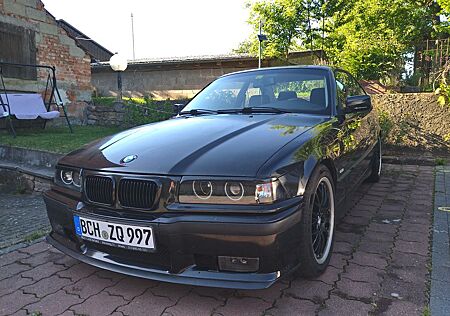 BMW 323i E36 Coupe Cosmosschwarz