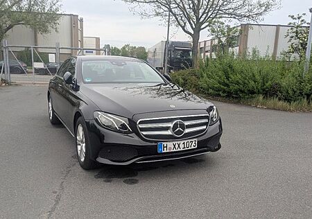 Mercedes-Benz E 200 Autom. - 2018 / Schwarz
