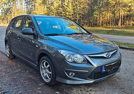 Hyundai i30 CW blue 1.6 CRDi 66 kW Classic Classic