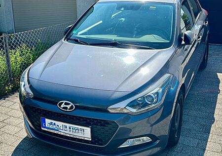 Hyundai i20 1.4 CRDi, unfallfrei, Zustand gut, 8 Reifen
