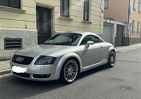 Audi TT Coupe 1.8T quattro 165 kW -