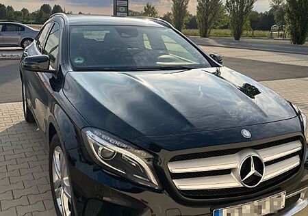 Mercedes-Benz GLA 180 Automatik, Scheckheft, Navi, Bi-Xenon