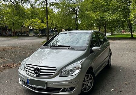 Mercedes-Benz B 150 mit CarPlay und Rückfahr Kamera