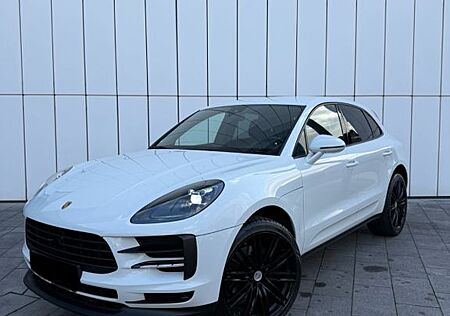 Porsche Macan - -