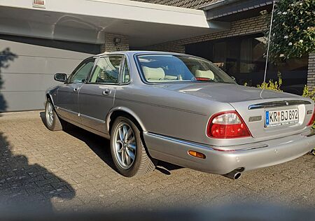 Jaguar XJ8