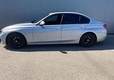 BMW 320i *PDC*Sitzheizung*Multi*Navi*Xenon