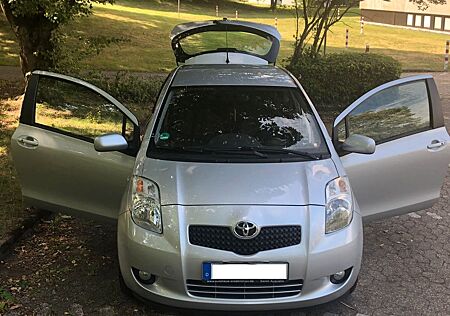 Toyota Yaris 1,3-l-VVT-i keyless go klimaautomatik.