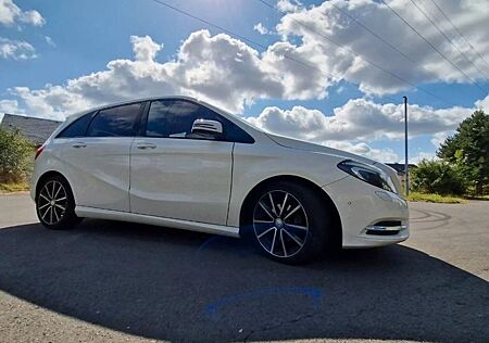 Mercedes-Benz B 200 TÜV NEU - B200 BlueEFFICIENCY -//AMG NightPaket
