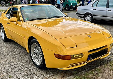 Porsche 944