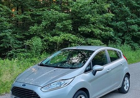 Ford Fiesta ,ZAHNRIEMEN NEU,KLIMAANLAGE, SERVICE NEU