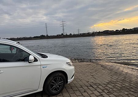 Mitsubishi Outlander 2.4 MIVEC PLUG-IN HYBRID 4WD Basis...