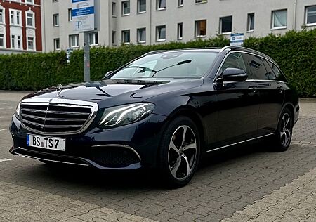 Mercedes-Benz E 220 E 220d T Modell EXCLUSIVE Burmester Widesc. Pano
