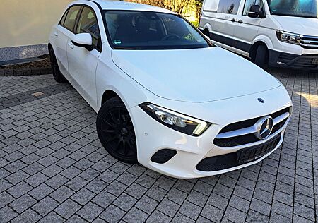 Mercedes-Benz A 180 d -LED NAVI SHZ AUTOMATIK !!