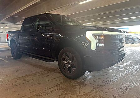 Ford F 150 F150 Lightning Lariat grosse Batterie im Vorlauf
