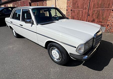 Mercedes-Benz 250 gebraucht kaufen Mercedes-Benz 250 W 123 als mit Kilometerstand 39.000