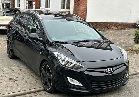 Hyundai i30 cw°°LRH°°SHZ°°EURO 5°°LED°°