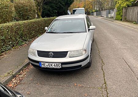 VW Passat Volkswagen 1.6 Basis Basis