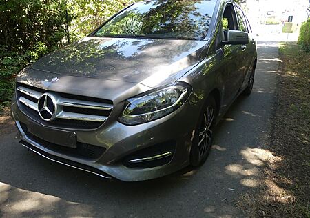 Mercedes-Benz B 180