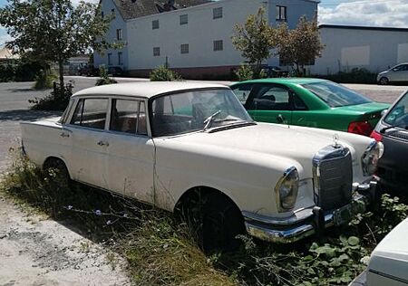 Mercedes-Benz 220