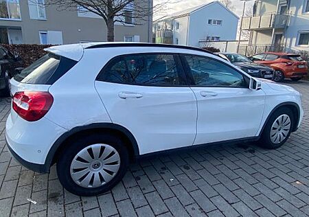 Mercedes-Benz GLA 200 d 4MATIC DCT -