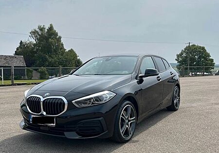 BMW 118i - Schwarz - Automatik Benzin top Zustand
