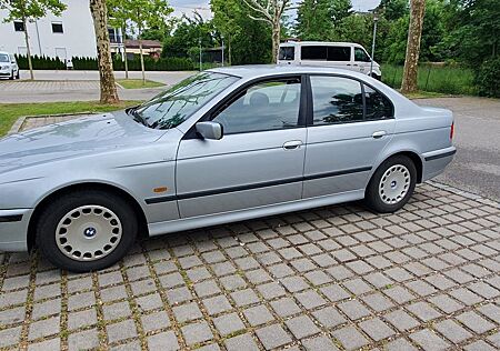 BMW 523i Auto Limousine - Modell E39