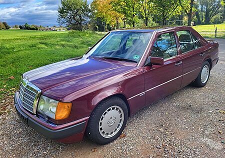 Mercedes-Benz 230 E W124 Oldtimer im Bestzustand