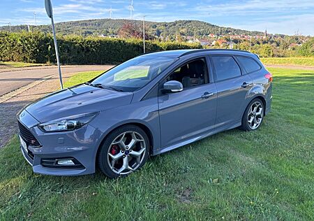 Ford Focus ST Turnier TÜV NEU