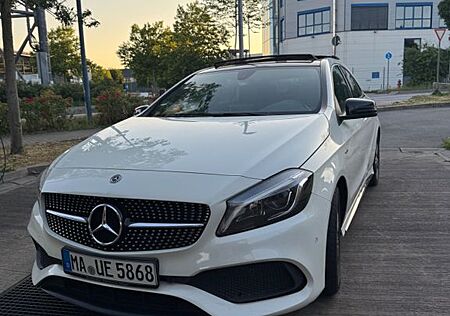 Mercedes-Benz A 180 - AMG Line Panoramadach