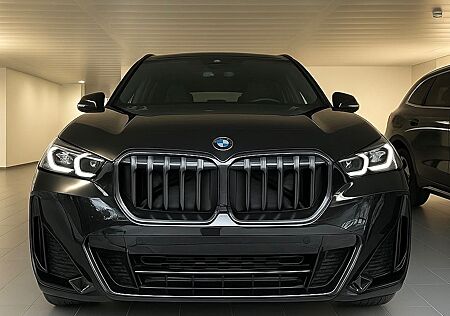 BMW X1 xDrive23i Steptronic - M-Paket - schwarz