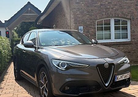 Alfa Romeo Stelvio /NEUE Bremsen,Reifen,Öl/AHK/Top Zustand