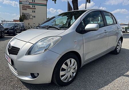 Toyota Yaris Sol 1,3-l-VVT-i KLIMA/AHK/TÜV NEU !!