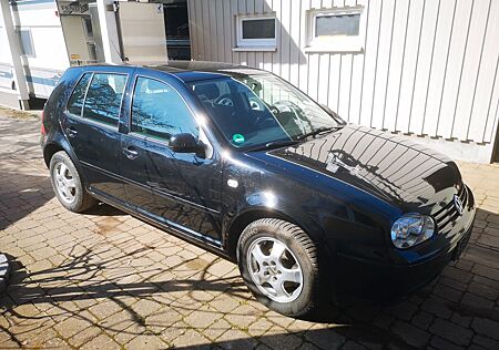 VW Golf Volkswagen 2.0 4motion mit Höherlegung, 8-fach bereift