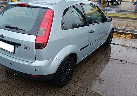 Ford Fiesta TÜV 4/2027 Viele Teile NEU