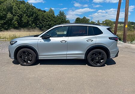 VW Tiguan Volkswagen 2.0 TDI SCR 142kW DSG 4MOTION R-Line ...