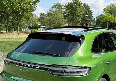Porsche Macan - -