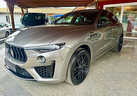Maserati Levante Modena S Carbon NP:155.820,-Euro voll