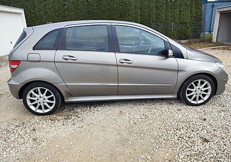Mercedes-Benz B 200 -