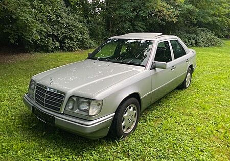 Mercedes-Benz 300 E Diesel, Klima, 5-Gang, Oldtimer