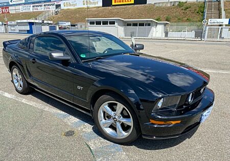 Ford Mustang GT Deluxe + Premium