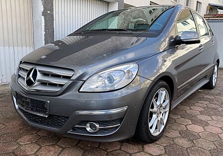 Mercedes-Benz B 180 BlueEFFICIENCY / LEDER/SHZ/PANO/17LM