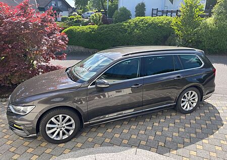 VW Passat Variant Volkswagen 1.8 TSI DSG Variant R-Line