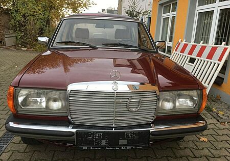 Mercedes-Benz E 200 123 D H-Kennzeichen-Oldtimer