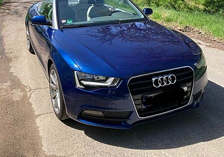 Audi Cabriolet Limousine metallic blau